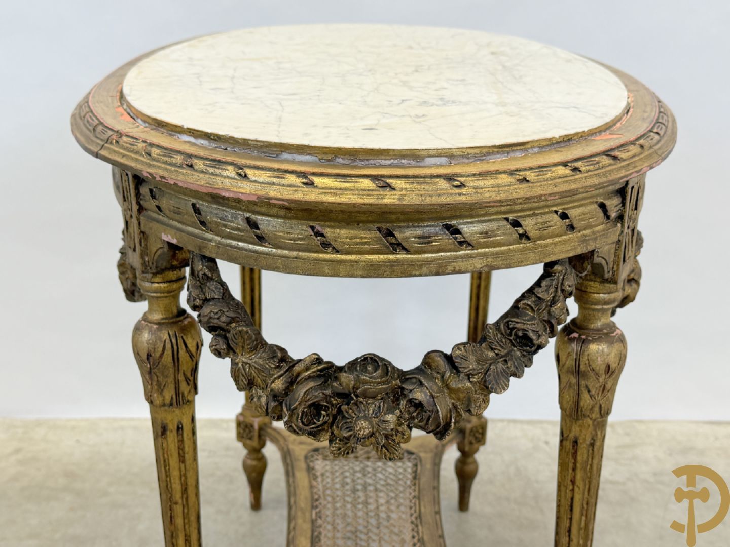 Ovale vergulde bijzettafel, Louis XVI stijl, met bloemenguirlandes, canage en marmeren blad