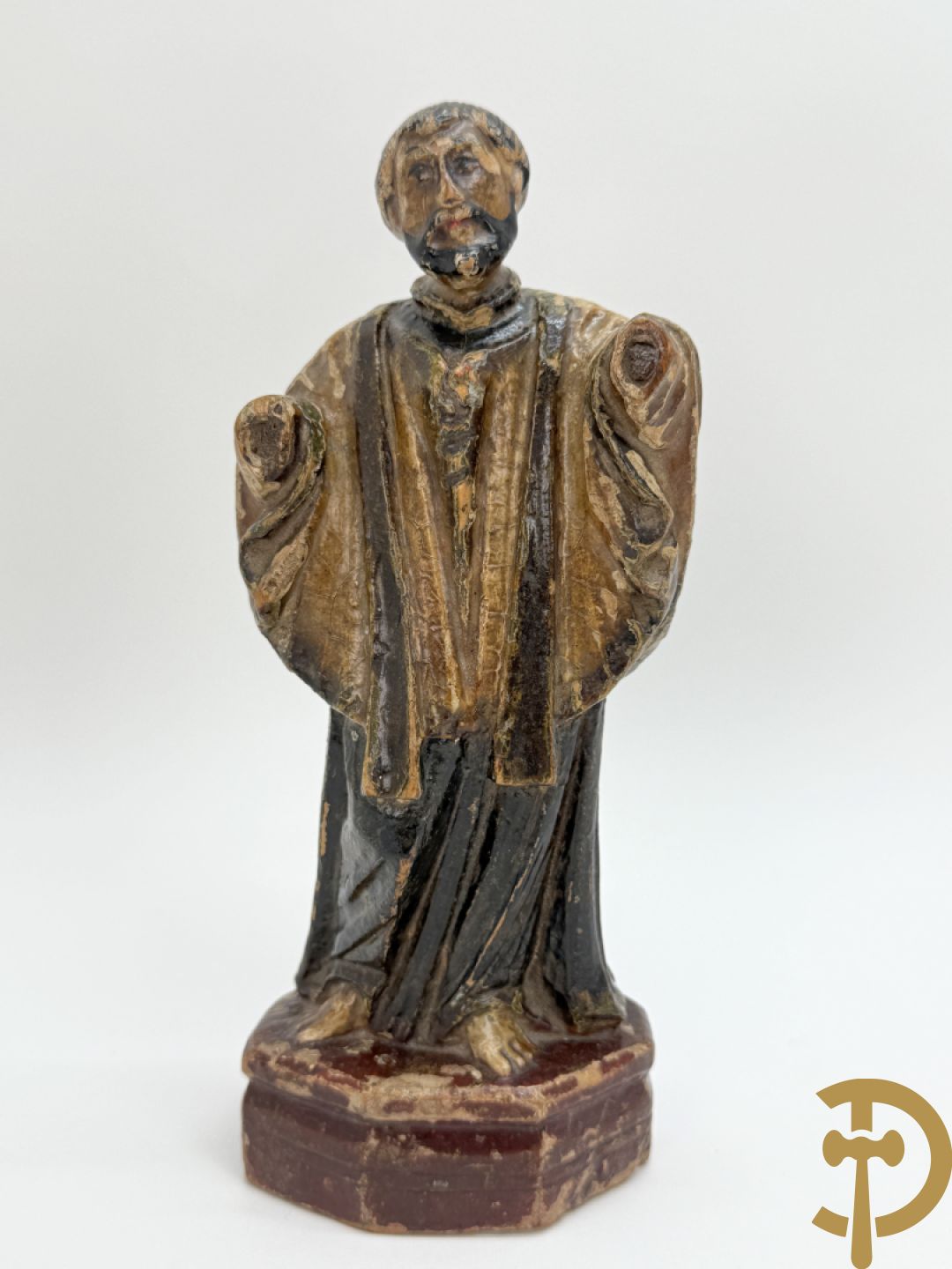 Houtsculptuur van gepolychromeerde evangelist, 18e + sculptuur van man steunend op Christusfiguur