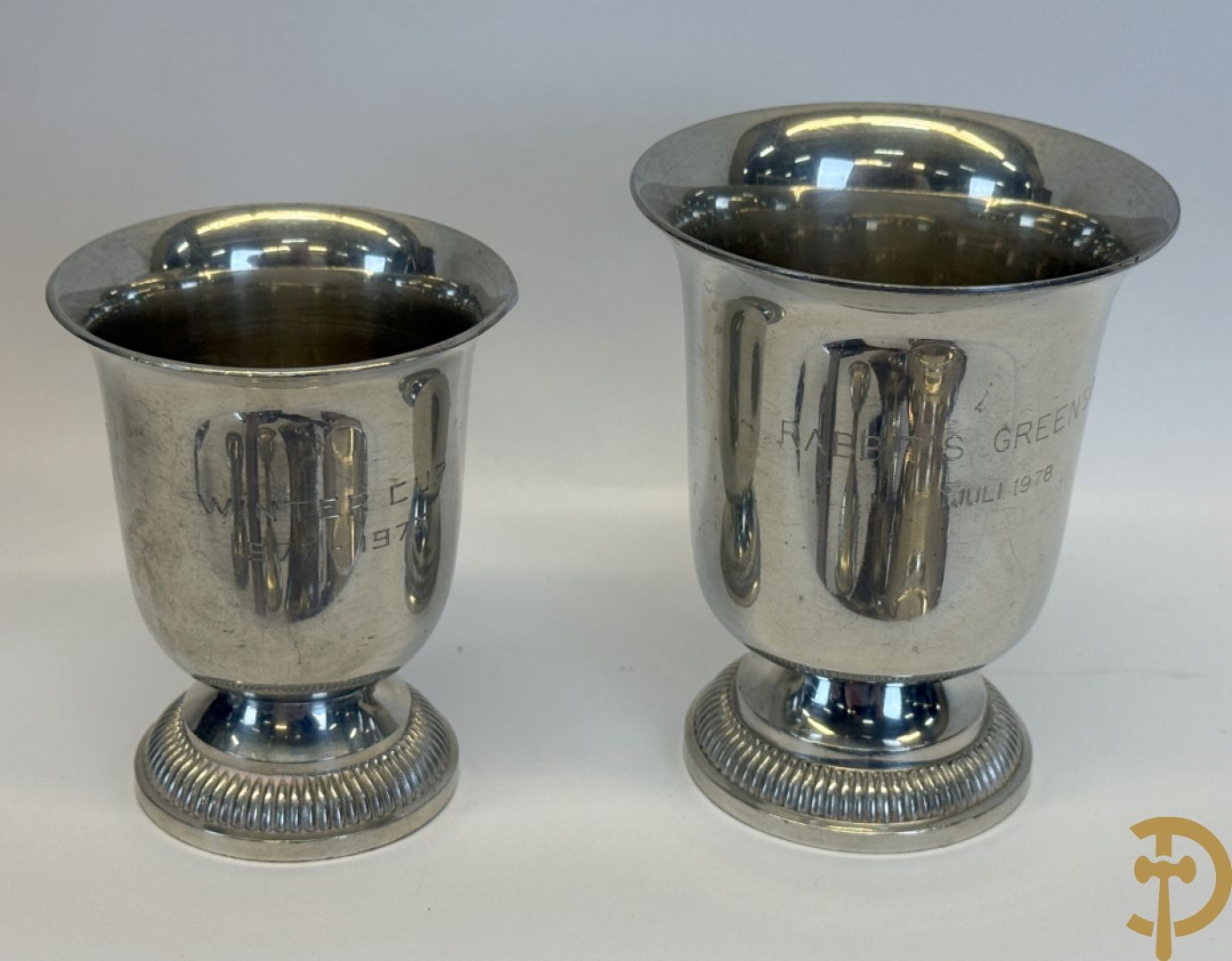 Koffieset Whiskemen (suikerpot met bluts) + Zes verzilverde kandelaars + verzilverde ijscoupes + verzilverde koffiefilters + olie- en azijnstel + verzilverde suikerstrooier e.a.