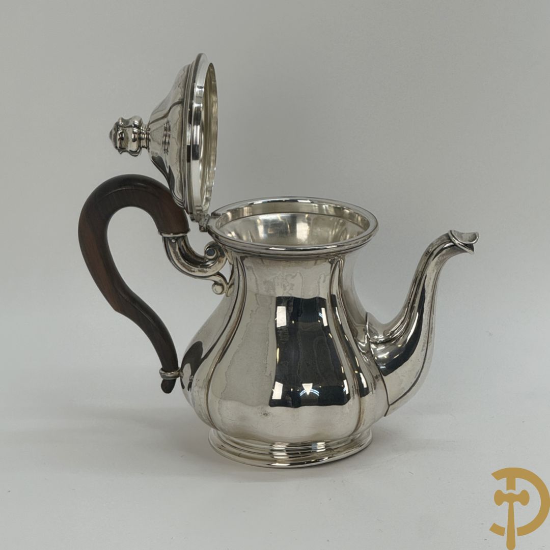 Massief zilveren koffieset bestaande uit koffiekan, theekan, melkkan en suikerpot op ovale opdienschotel, Delheid A835 gemerkt