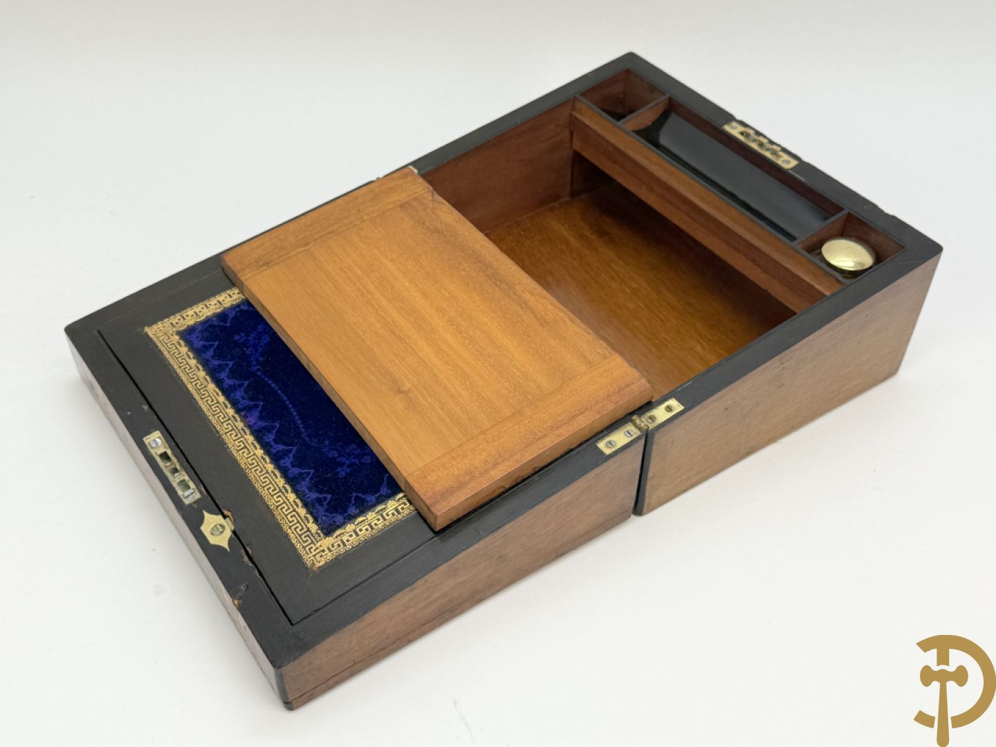 Schrijfbox in wortelnotehout met marquetterie en bovenaan een parelmoer plakkette + Japanse zwartgelakte openklapbare schrijfbox met verguld geanimeerd decor