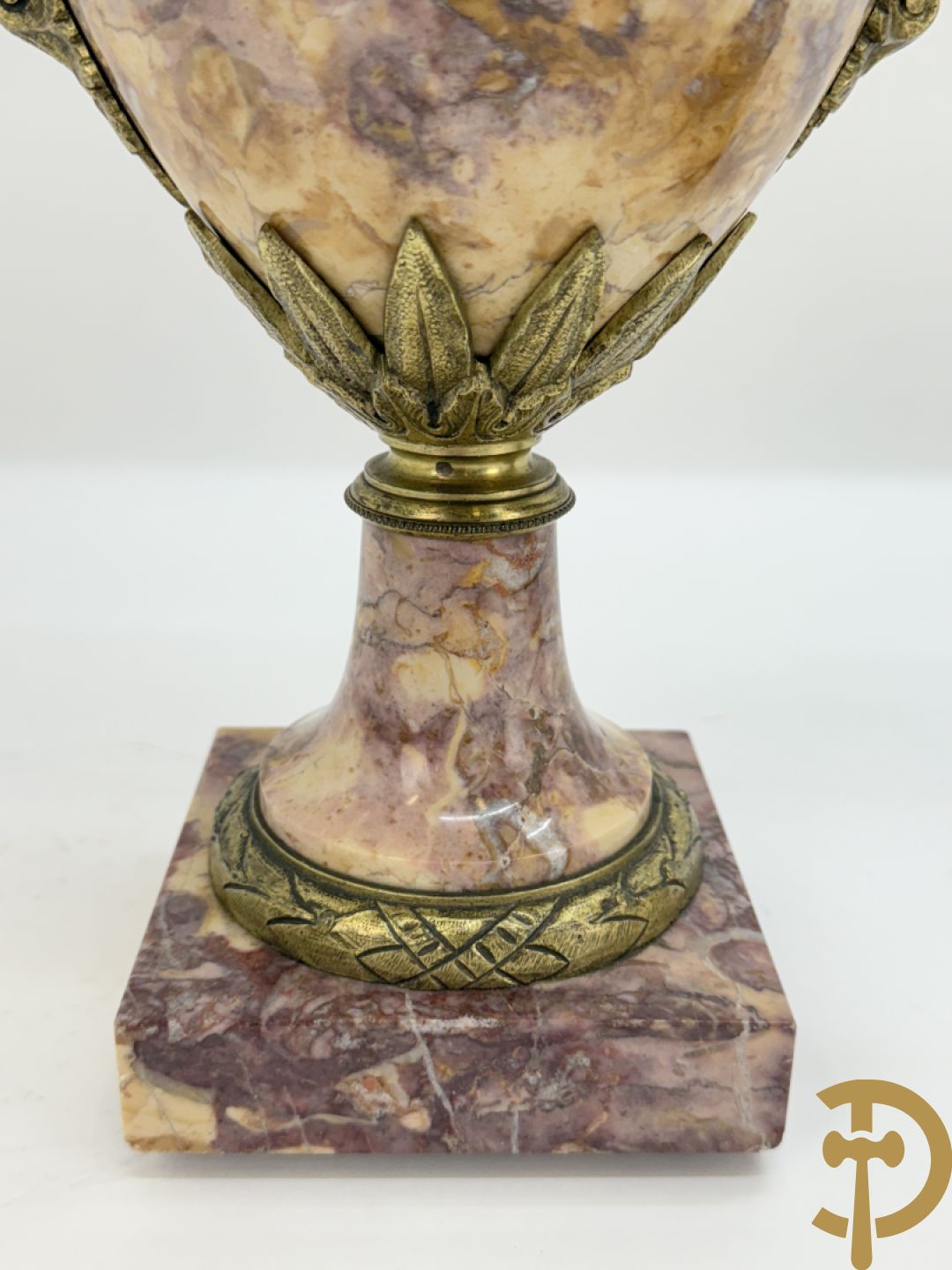 Paar marmeren cassolettes bezet met bronzen bloemenguirlandes