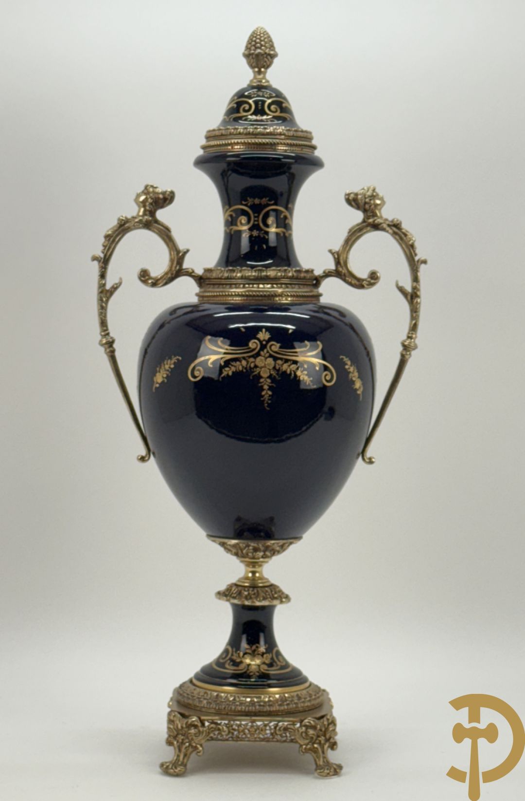 Blauwe porseleinen vaas met lieftallig decor, Sèvres stijl, bezet met bronzen ornamenten