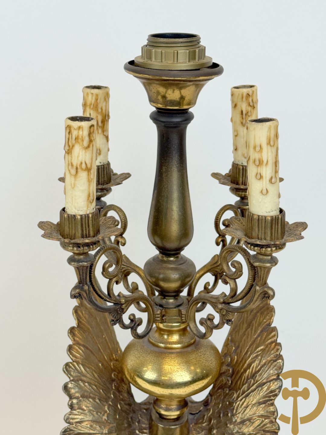 Paar vintage lampadaires met adelaar, bovenaan bekroond met 4 kaarsenhouders en lichtpunt