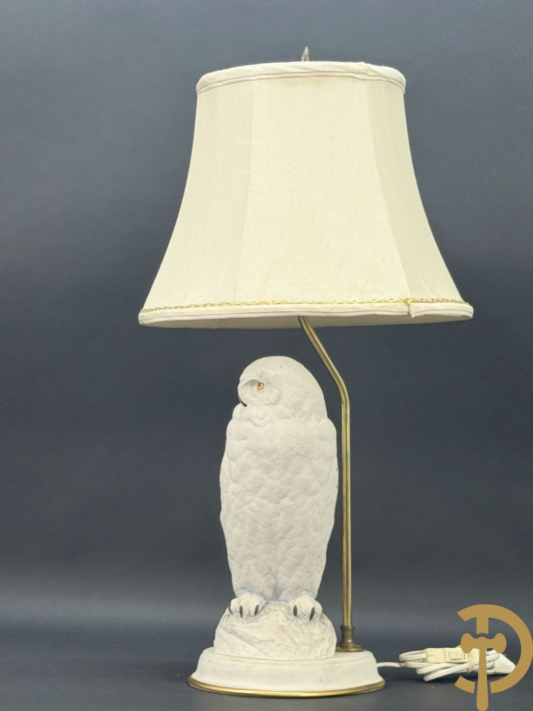 Porseleinen beeld van witte sneeuwuil als lampadaire, door Raymond Watson getekend in 1987 bij de Franklin Mint Compagnie