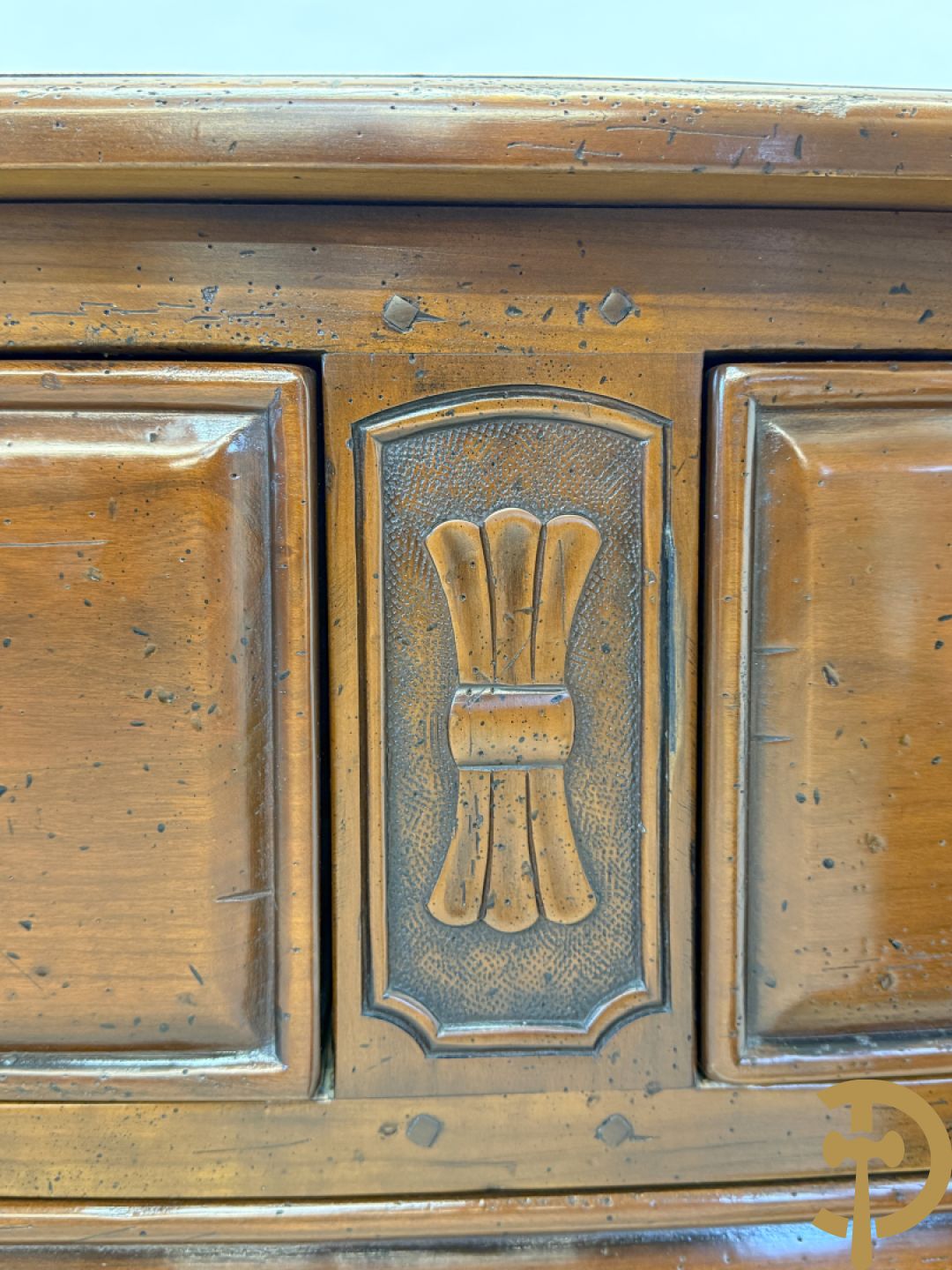 Gebogen kerselaren vierladencommode met koperen Louis XV trekkers, achteraan geëstampilleerd Richelieu Art & Meubels de France