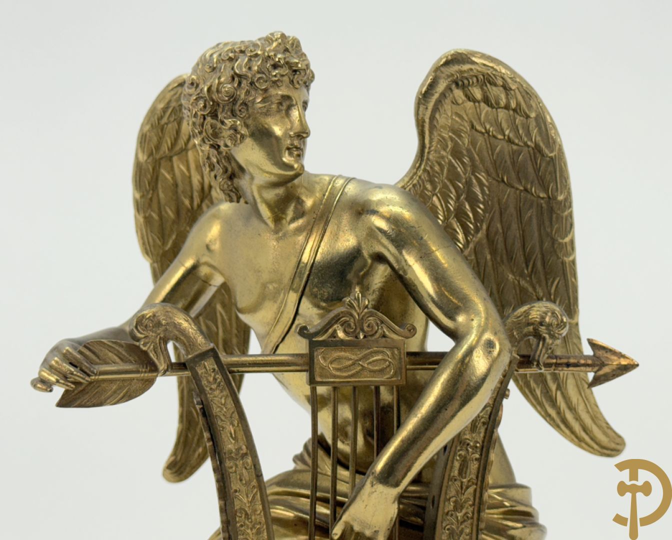 Vuurvergulde Franse bronzen Empire stijl pendule, harpvormige horloge met gevleugelde Griekse mythologische figuur, Erso die zijn lier bespeelt - Deniere et E. Mattelin, Fabricants de Bronze