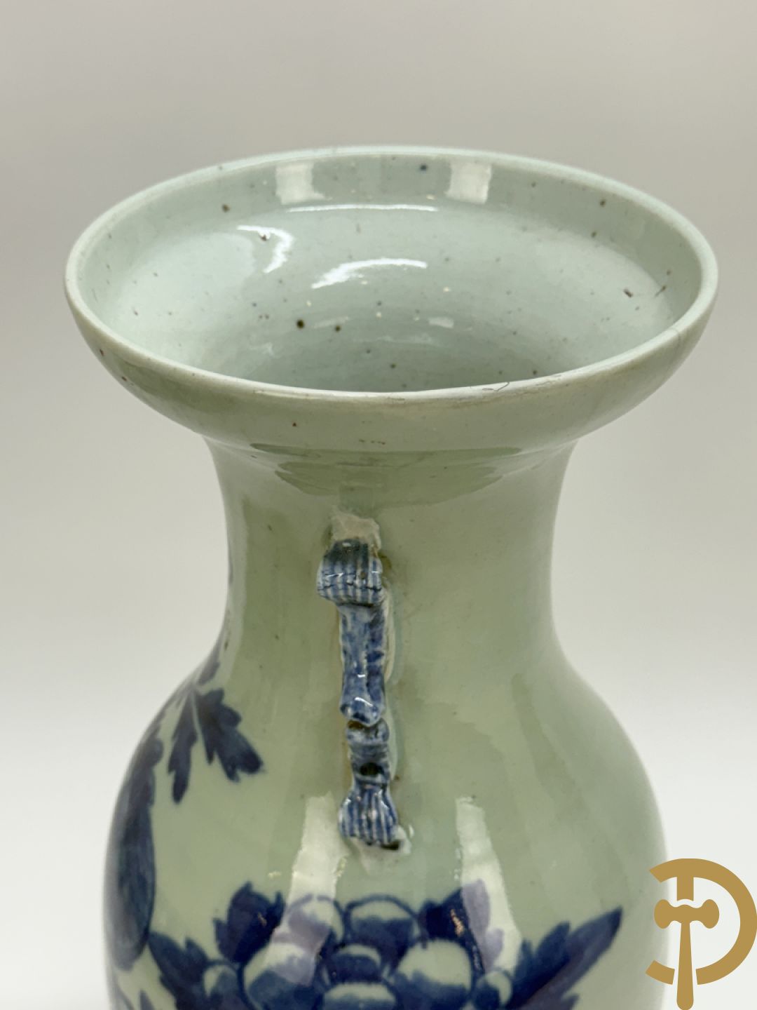 Paar Chinese porseleinen blauw/wit vazen met bloemendecor