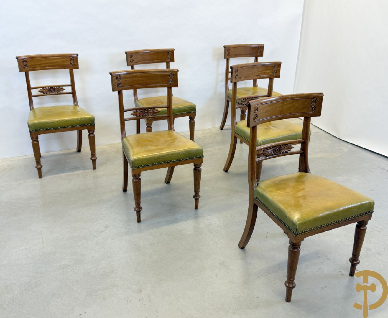 Set van 6 Engelse gondelvormige notelaren stoelen met lederen zitting