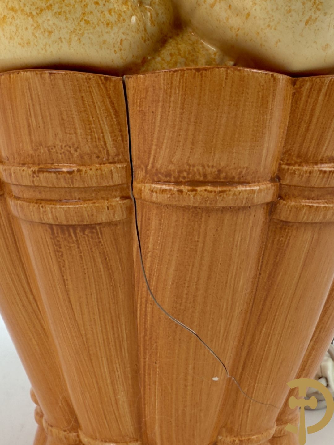 Paar keramieken lampadaires met gekleurd fruit in mand