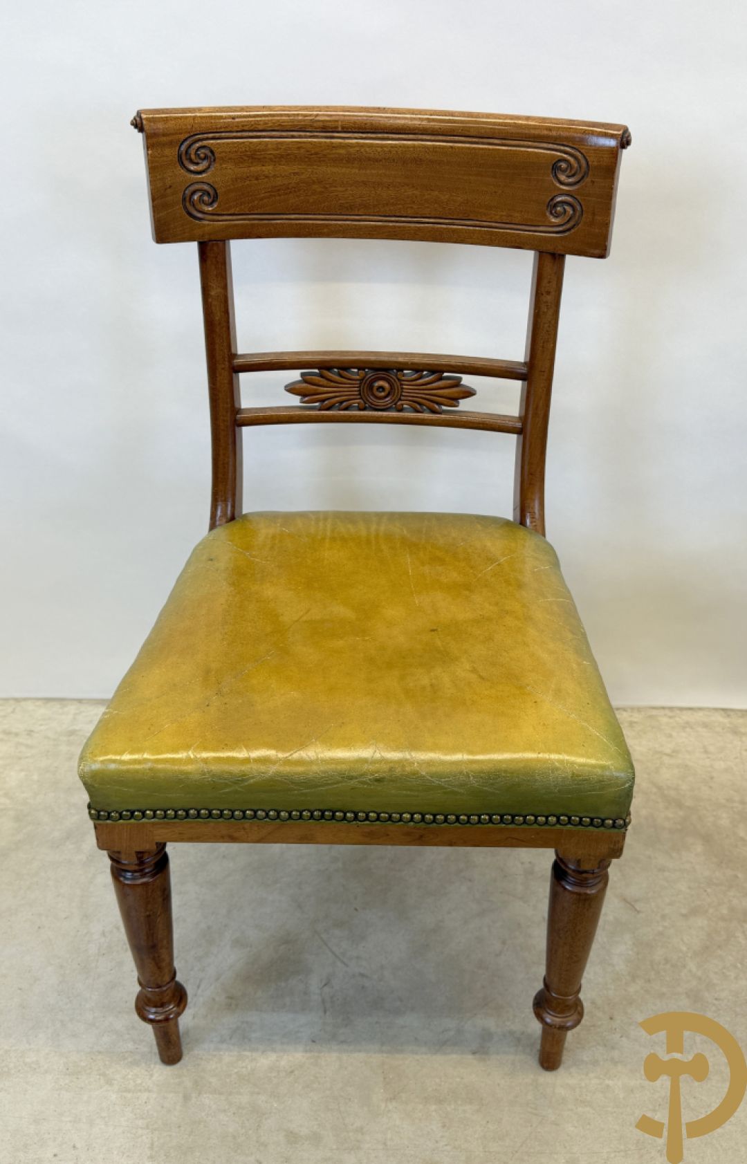 Set van 6 Engelse gondelvormige notelaren stoelen met lederen zitting