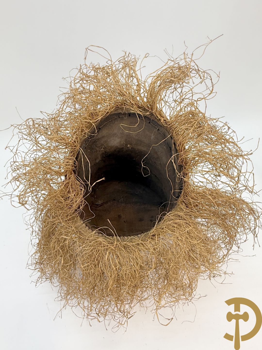 Afrikaans masker met symbolische beschildering, kralen en raffia