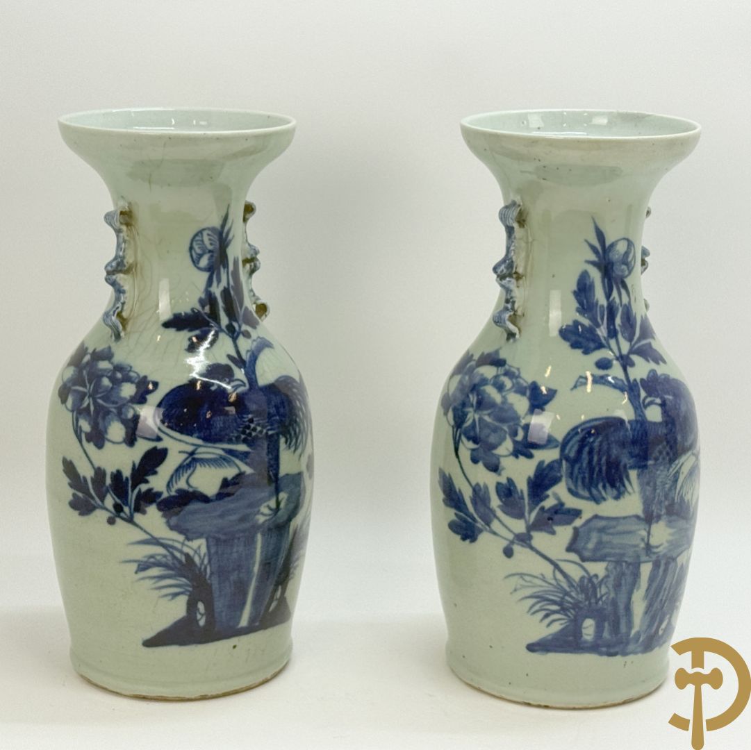 Paar Chinese porseleinen blauw/wit vazen met bloemendecor