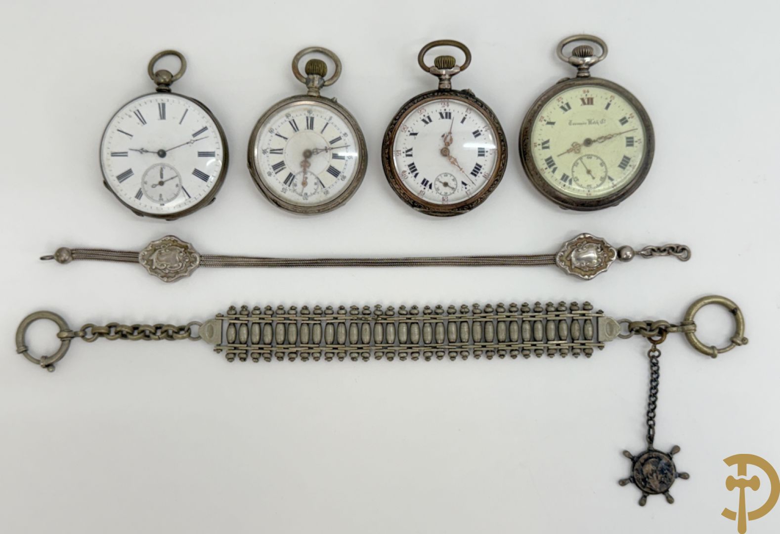 Vier 19e zakhorloges met Romeinse cijfers w.o. zilver + 2 zakhorlogekettingen
