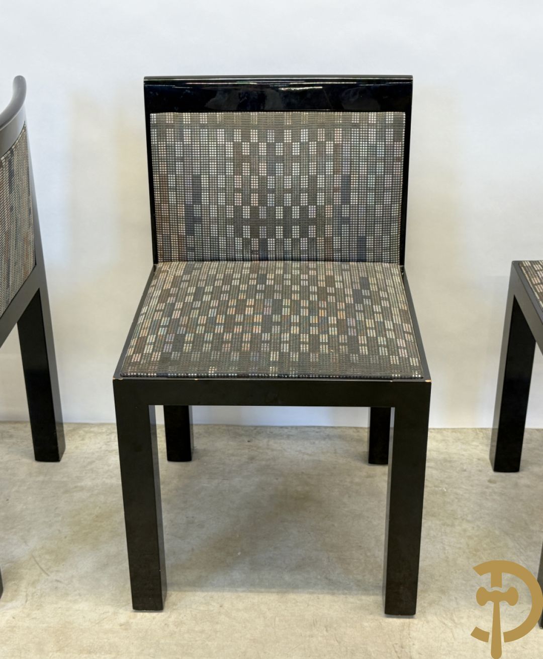 Zwartgelakte uittrekbare vintage designtafel met 4 bijhorende stoelen model 