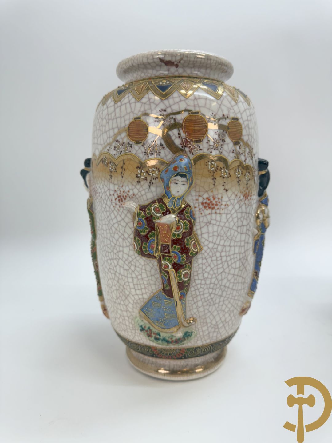 Paar Japanse Satsumat vazen met basrelief decor van gheisha