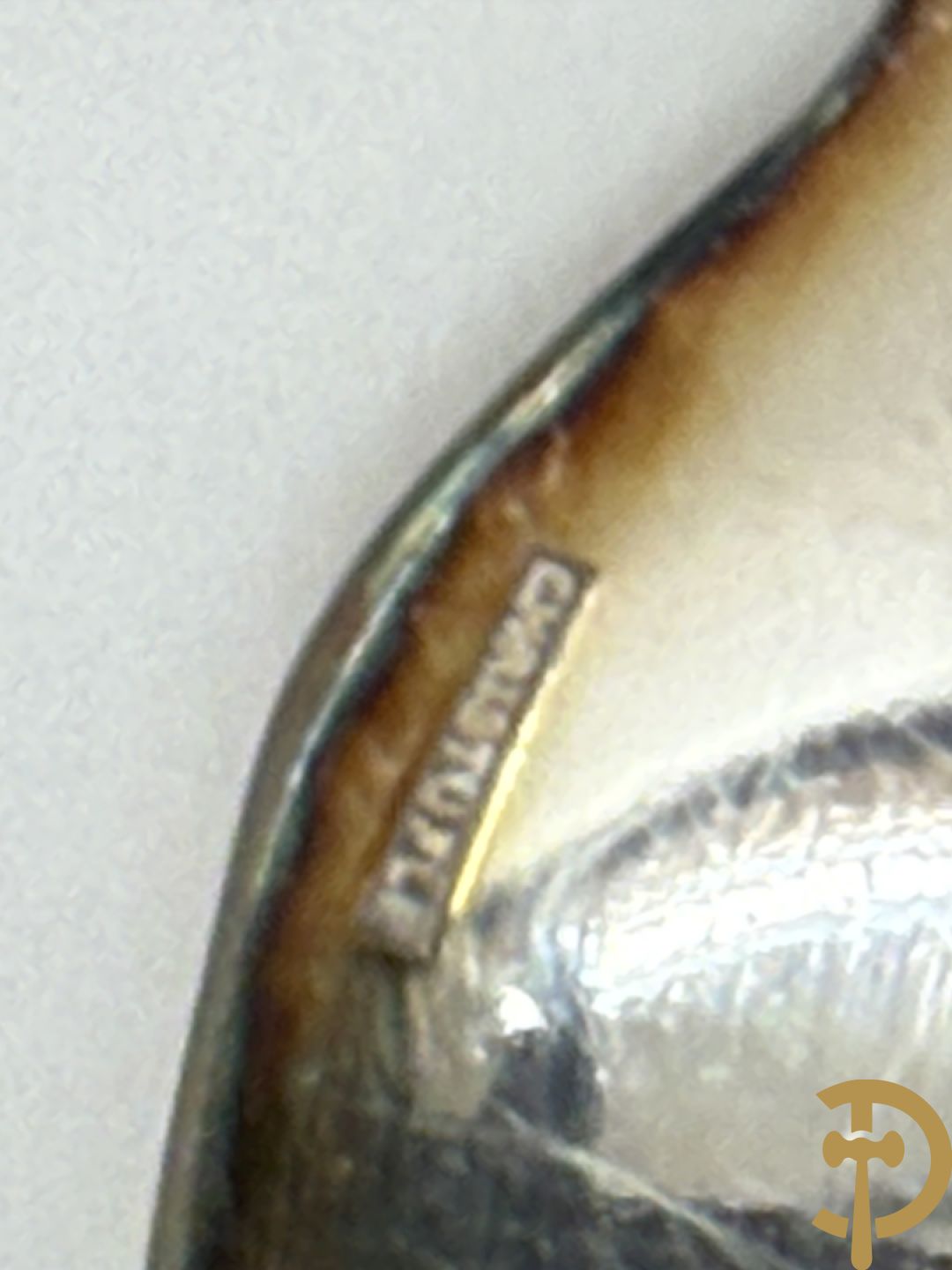Verzilverd Louis XV bestek Christofle bestaande uit 12 kreeftvorken, 12 vismessen, 12 ijslepels, 3 vorken, 3 lepels, 3 dessertlepels en 3 koffielepels + 8 verzilverde Louis Philippe lepels, 6 verzilverde Louis Philippe vorken + 2 verzilverde vorken + verzilverd mes
