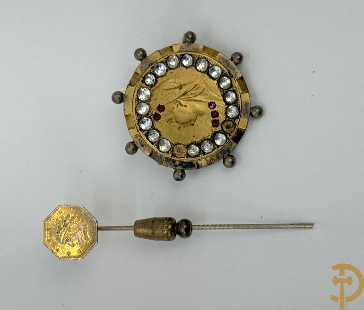 Broche gemaakt van half penny 1899 + dasspeld gemaakt van een California Fractional Gold Token met een Indiaans hoofd