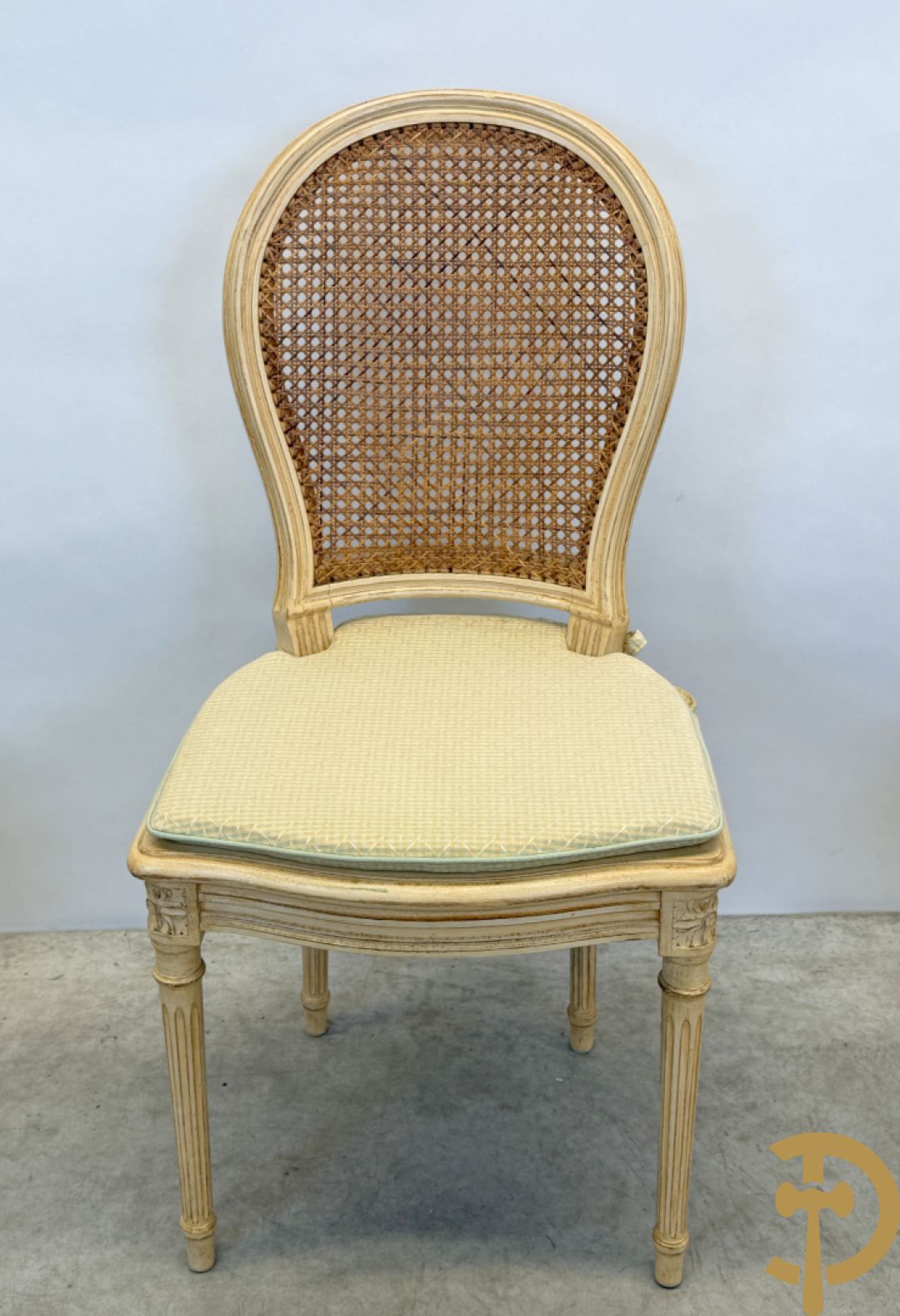 Ronde tafel met houtgesculpteerde korenaren, deels verguld, en glazen blad + 5 bijhorende Louis XVI stoelen met gecanneerde rug en zitting