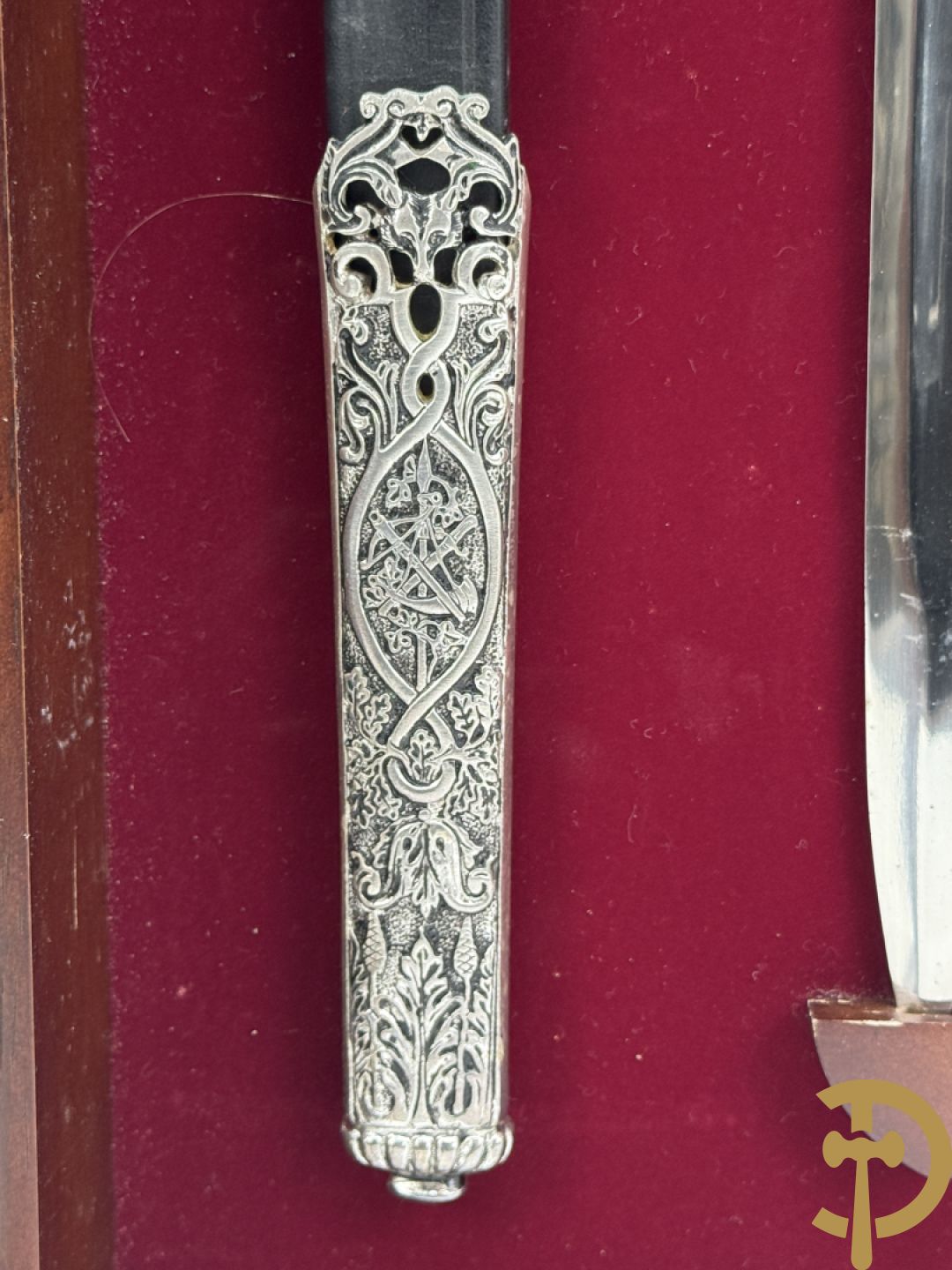 Der Hirschfänger, replica zwaard uitgegeven door Deutches Jagd und Fischereimuseum in een wandvitrine voorgesteld