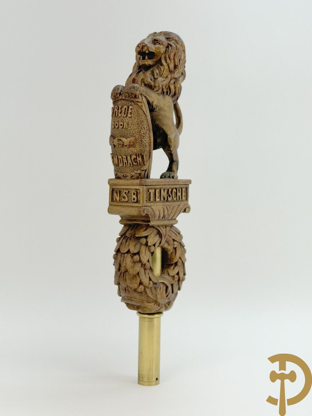 Houtgesculpteerde vlaggentop met Vlaamse leeuw 