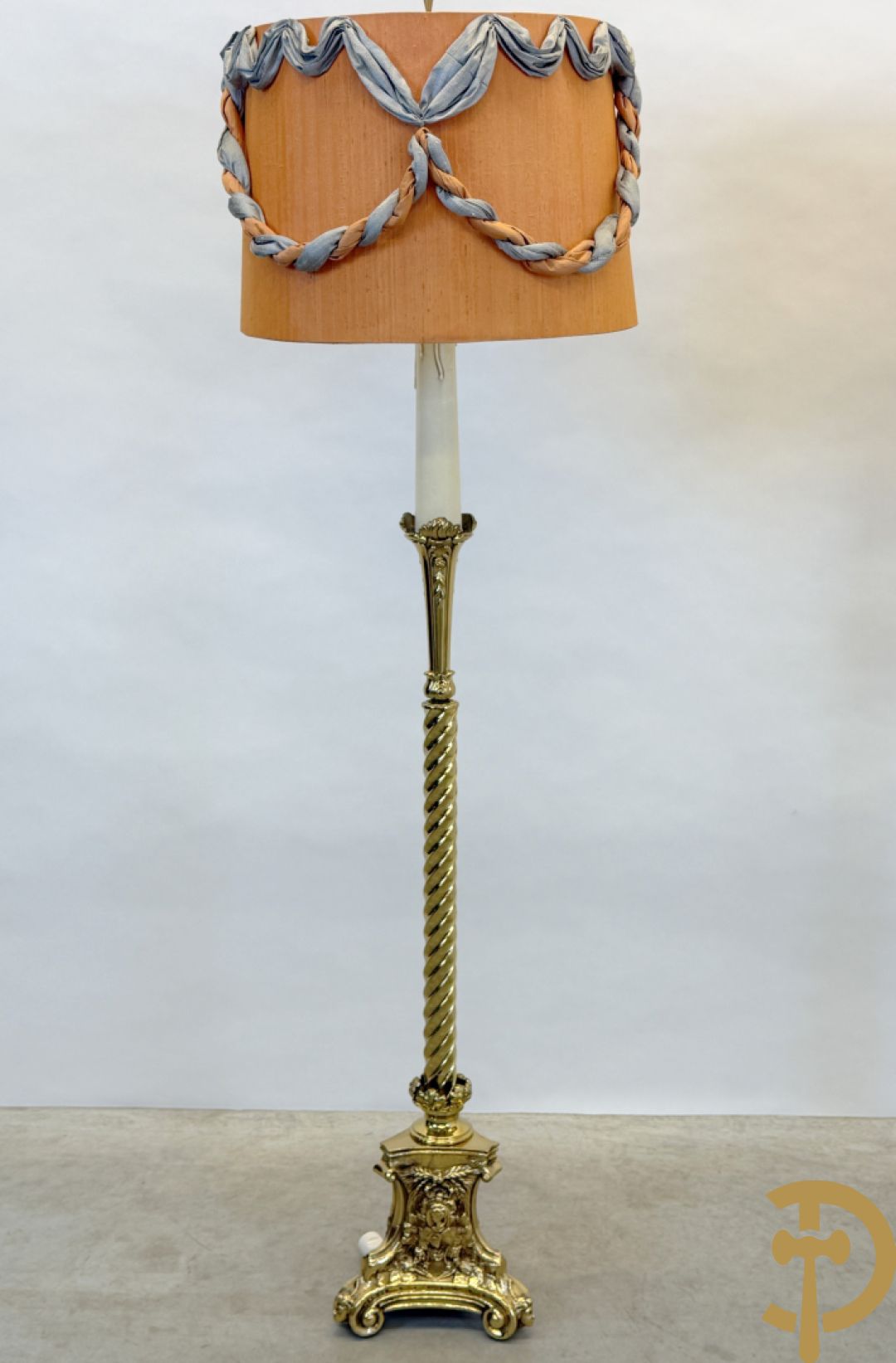 Bronzen staande koperen lampadaire op getorste voet + bronzen lampadaire op gecanneleerde voet