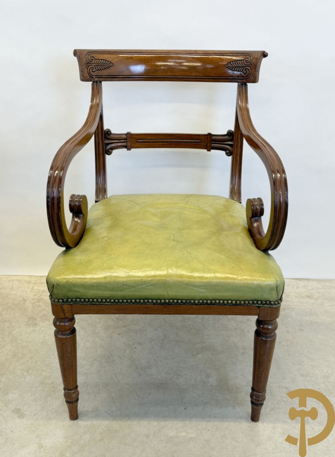Set Engelse mahoniehouten stoelen met gondelvormige rug en lederen zitting (2 armzetels en 4 stoelen)