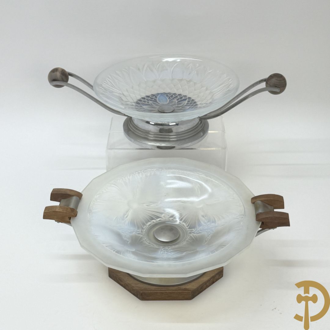 Art Deco schaal van pate de verre met bloemenmotief gevat in chromé houder + Art Deco coupe in pate de verre met bloemenmotieven gevat in chromé houder