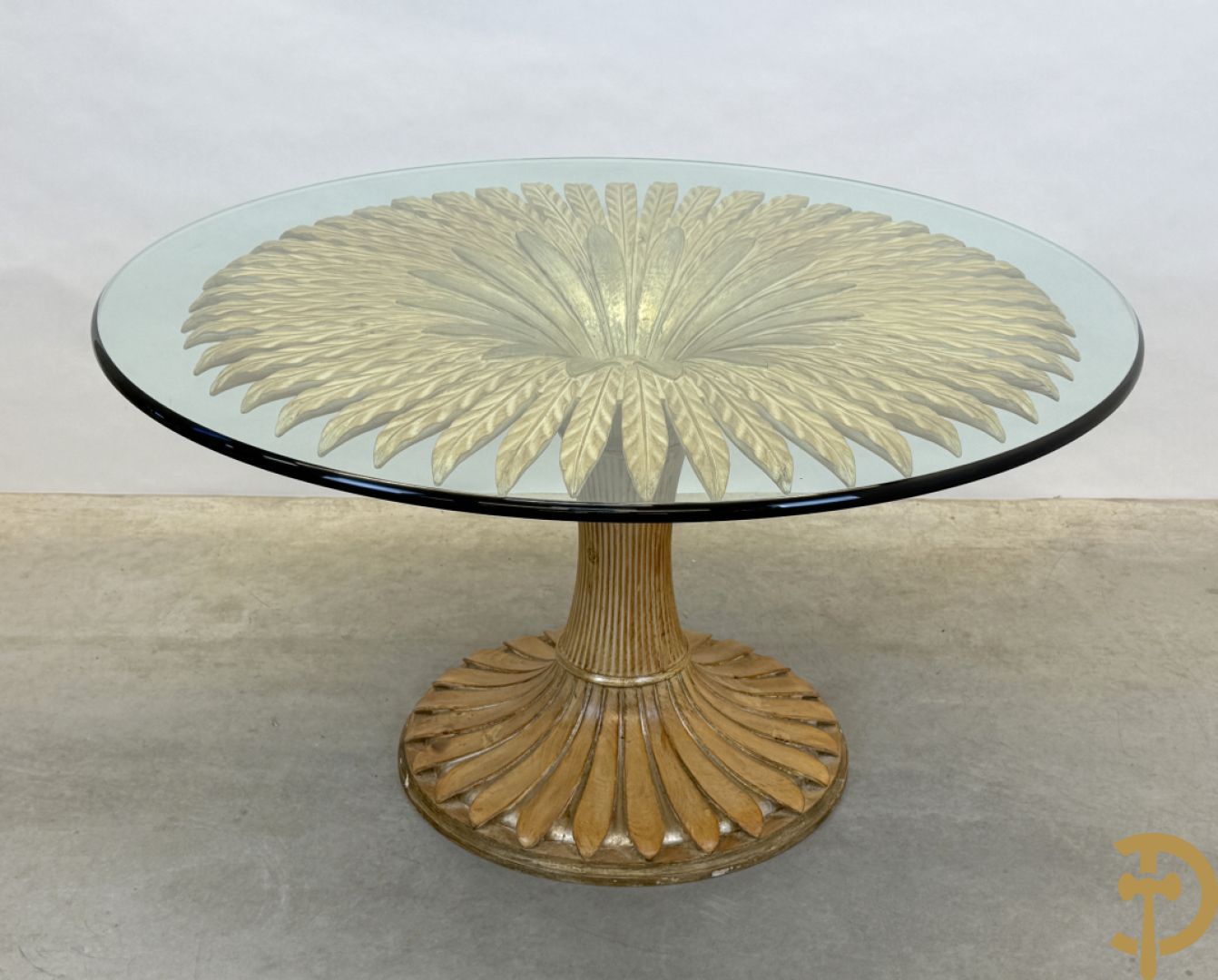 Ronde tafel met houtgesculpteerde korenaren, deels verguld, en glazen blad + 5 bijhorende Louis XVI stoelen met gecanneerde rug en zitting