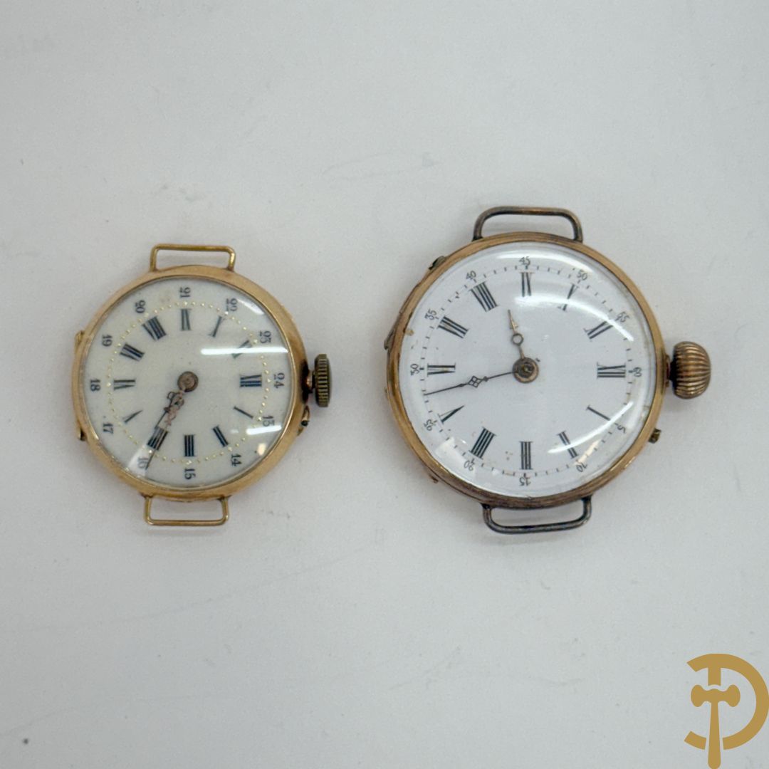 Twee dameshorloges met gouden kast