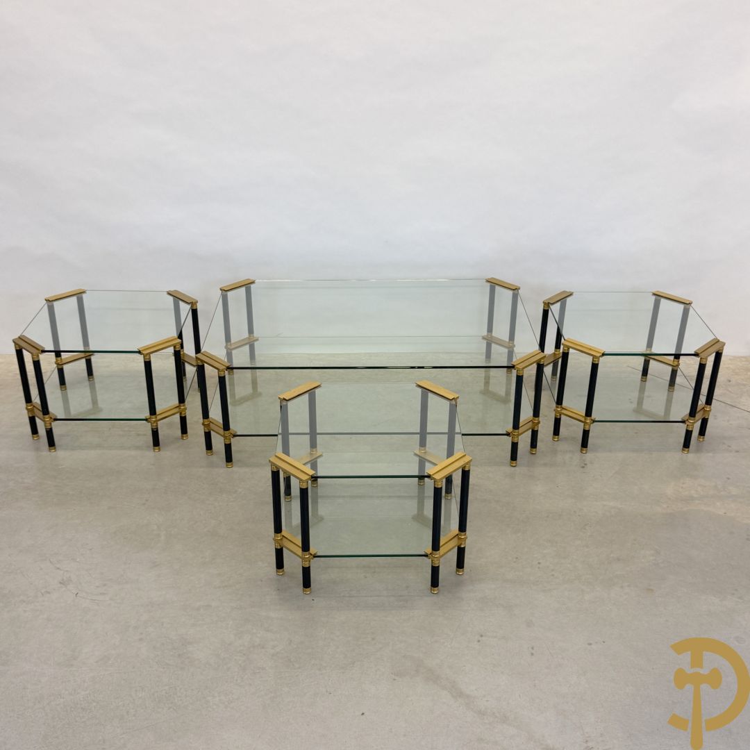 Vintage salontafel met glas en koperafwerking + 3 bijhorende vintage bijzettafels