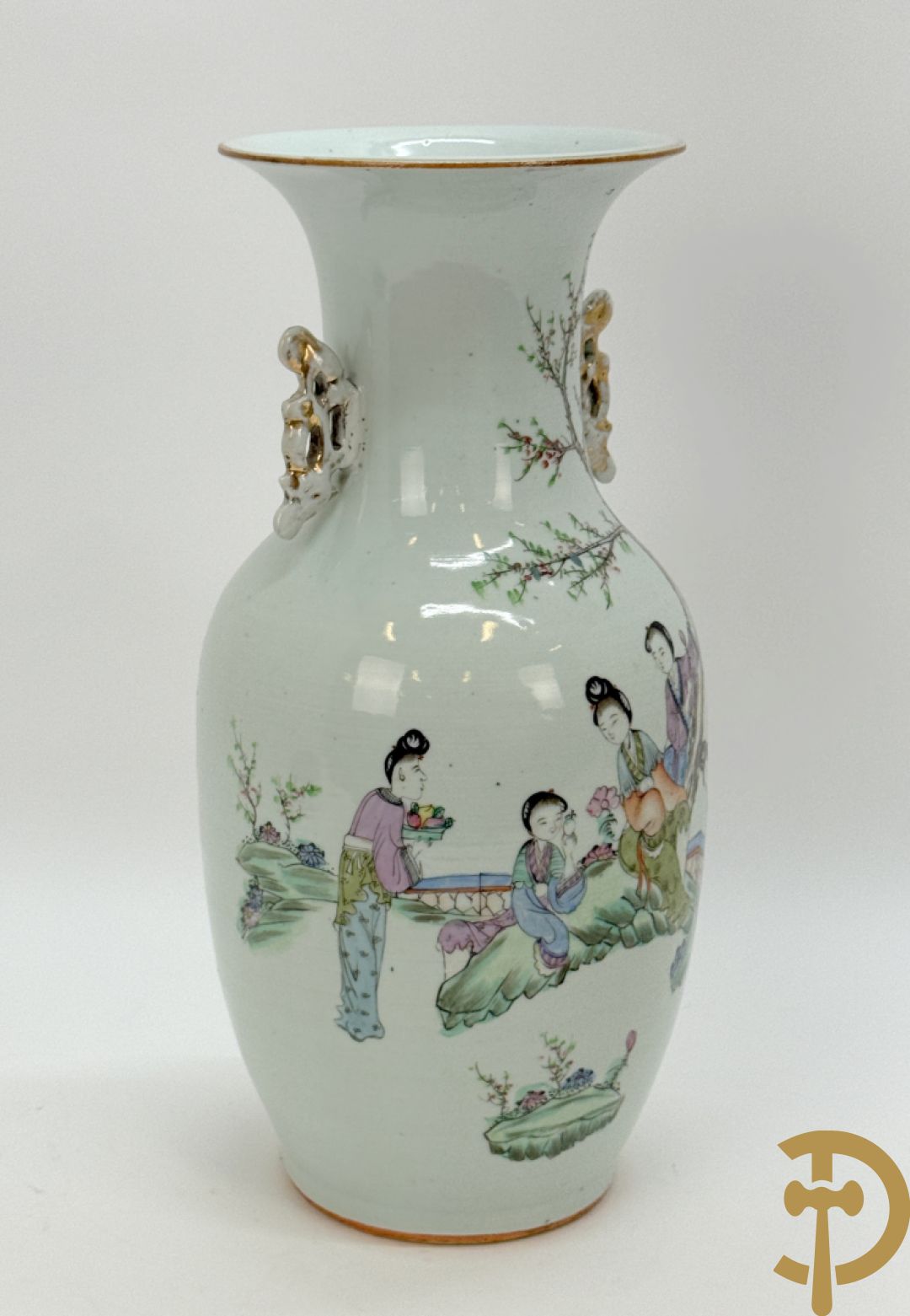 Chinese porseleinen vaas met decor van dames in landschap