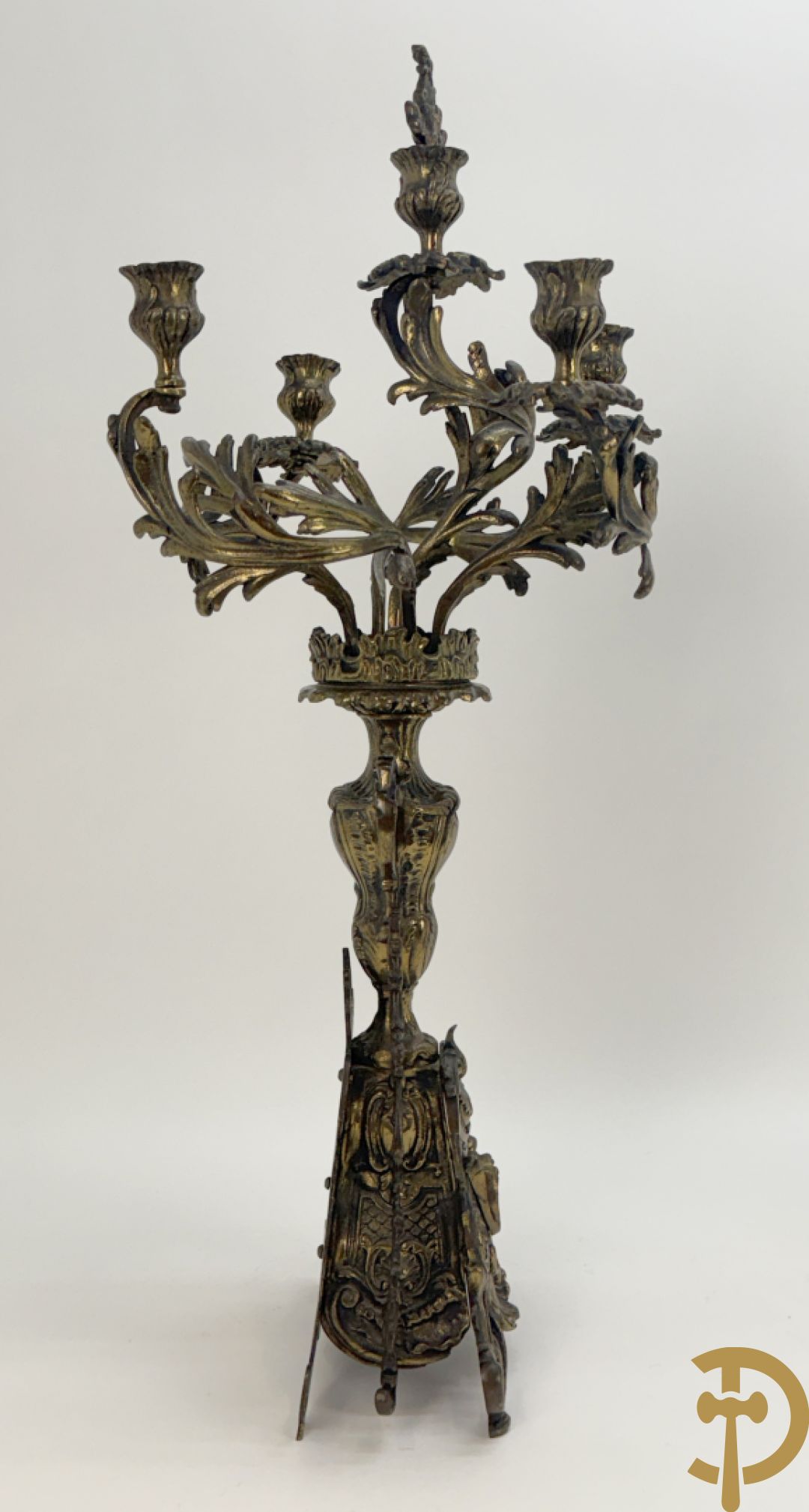 Driedelige koperen garnituur bestaande uit middenstuk bezet met amfoor en paar kandelaars , Louis XV stijl