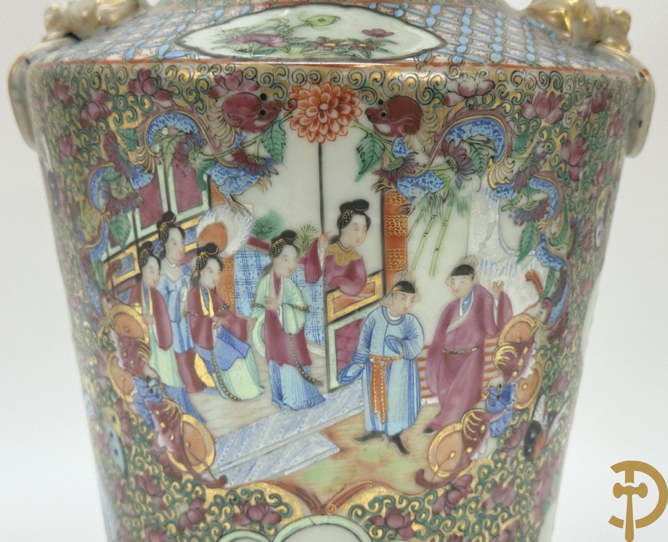 Paar Chinese porseleinen famille rose Kanton vazen met geanimeerd decor en zijdelings met fo honden