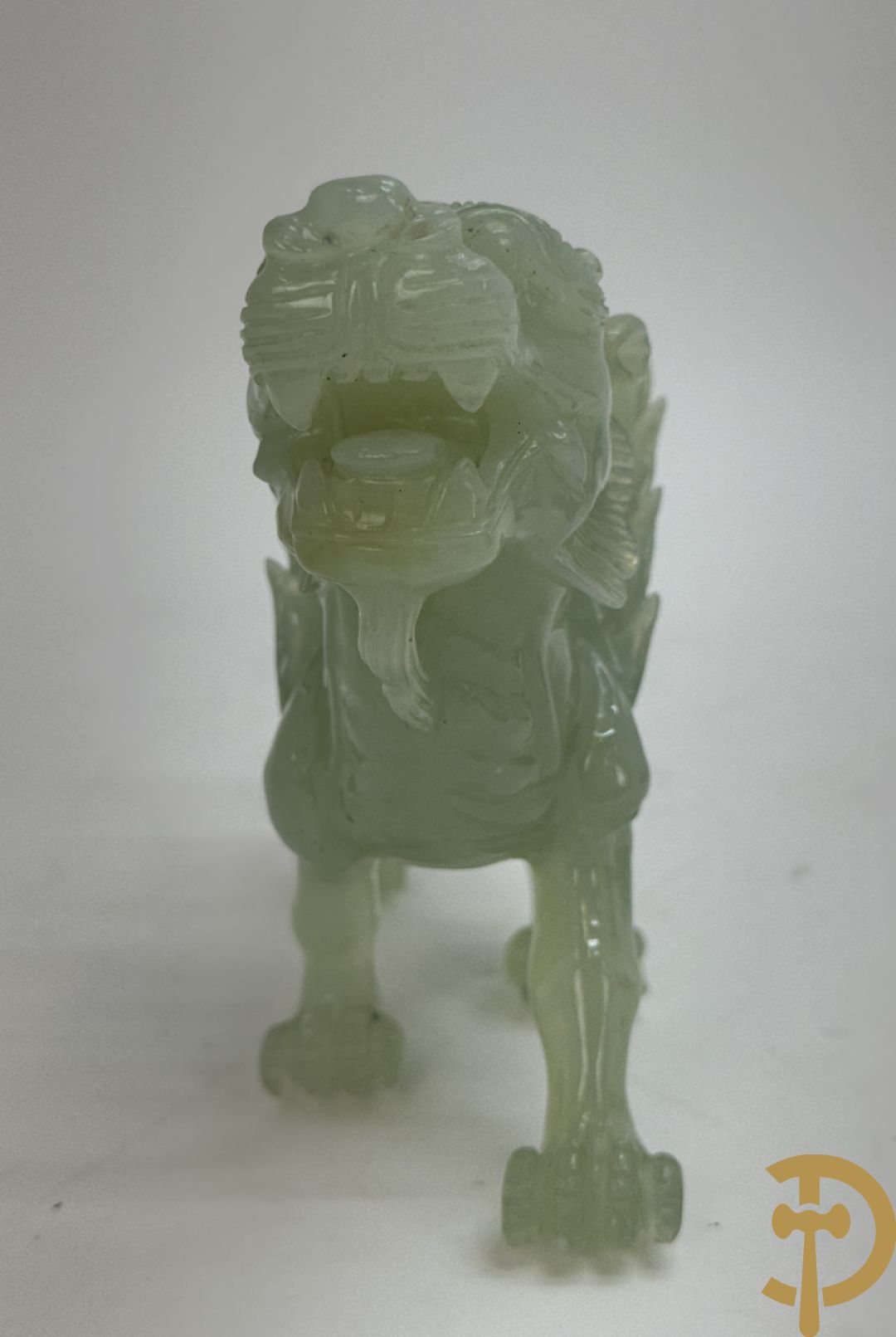 Drie Chinese handgestoken sculpturen van rammen en gevleugelde fo hond en in speksteen en jadeiet