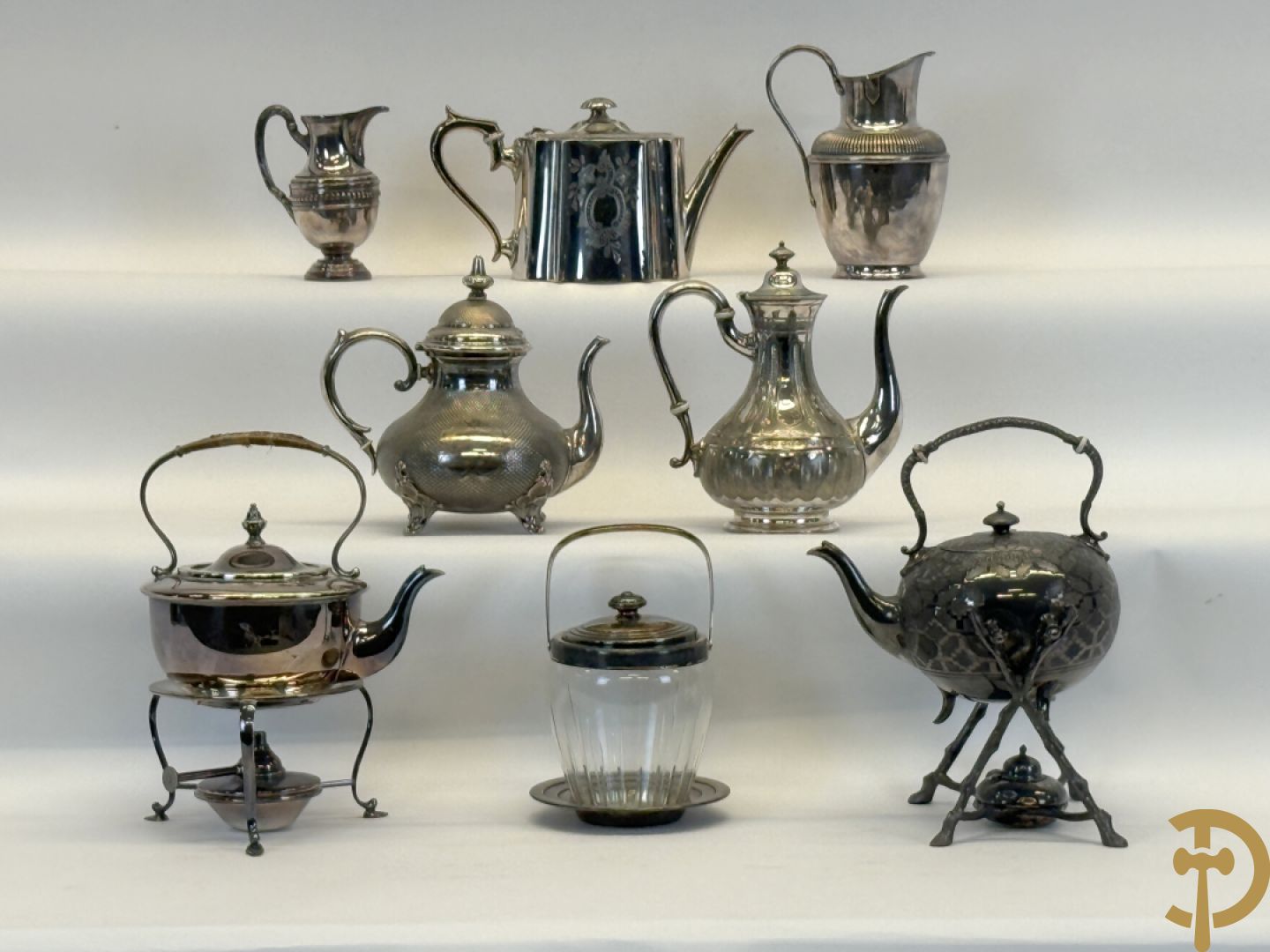 Vijf verzilverde theekannen, 2 verzilverde samovar en verzilverde suikerpot