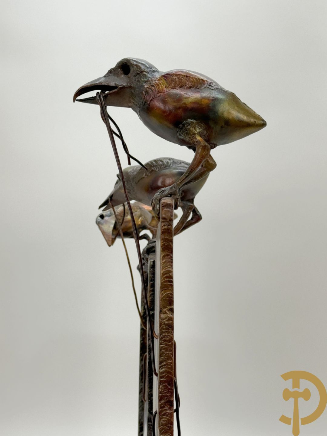 BEL J. getekend (Belaen Jean Pierre) Bronssculptuur met 4 vogels op schutting