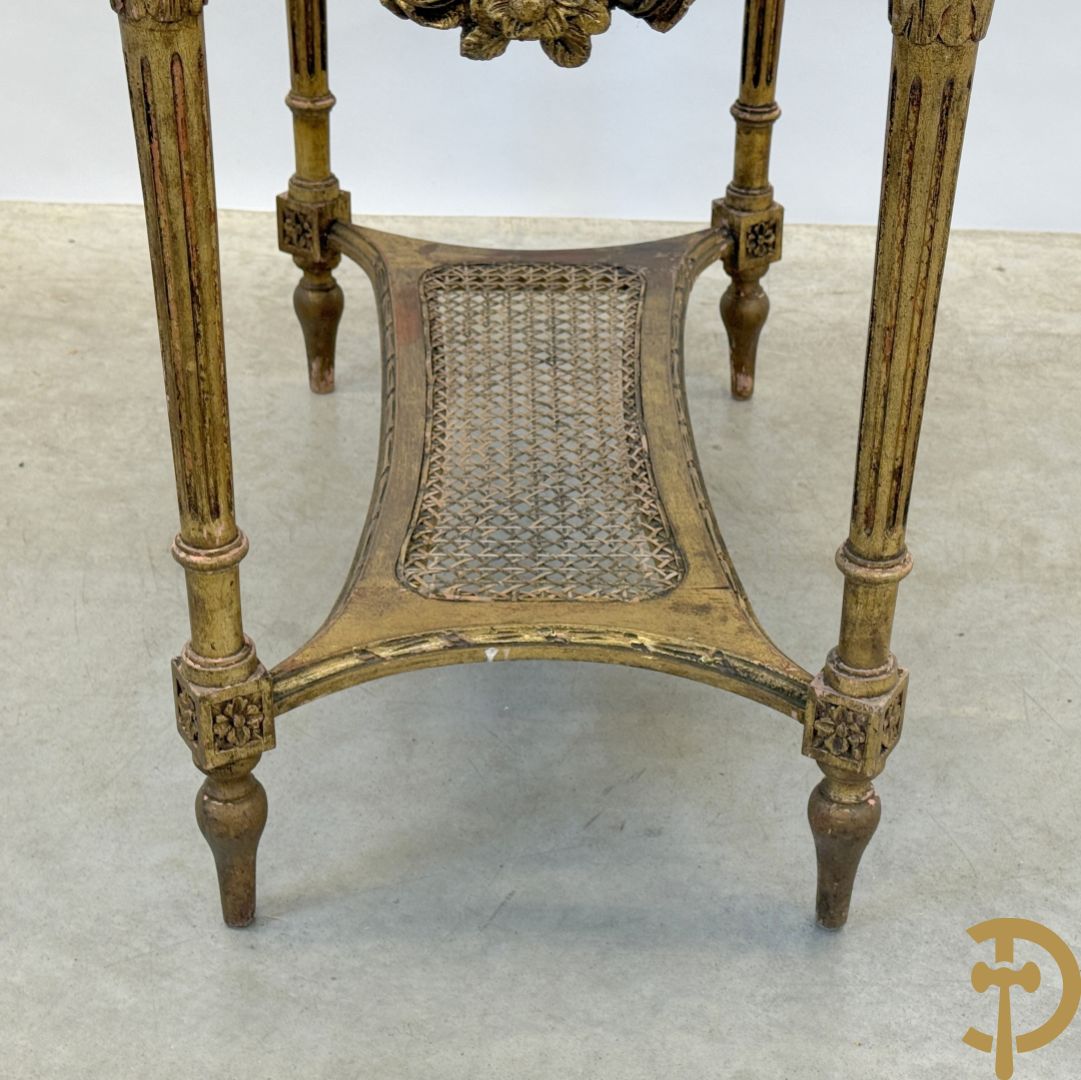 Ovale vergulde bijzettafel, Louis XVI stijl, met bloemenguirlandes, canage en marmeren blad