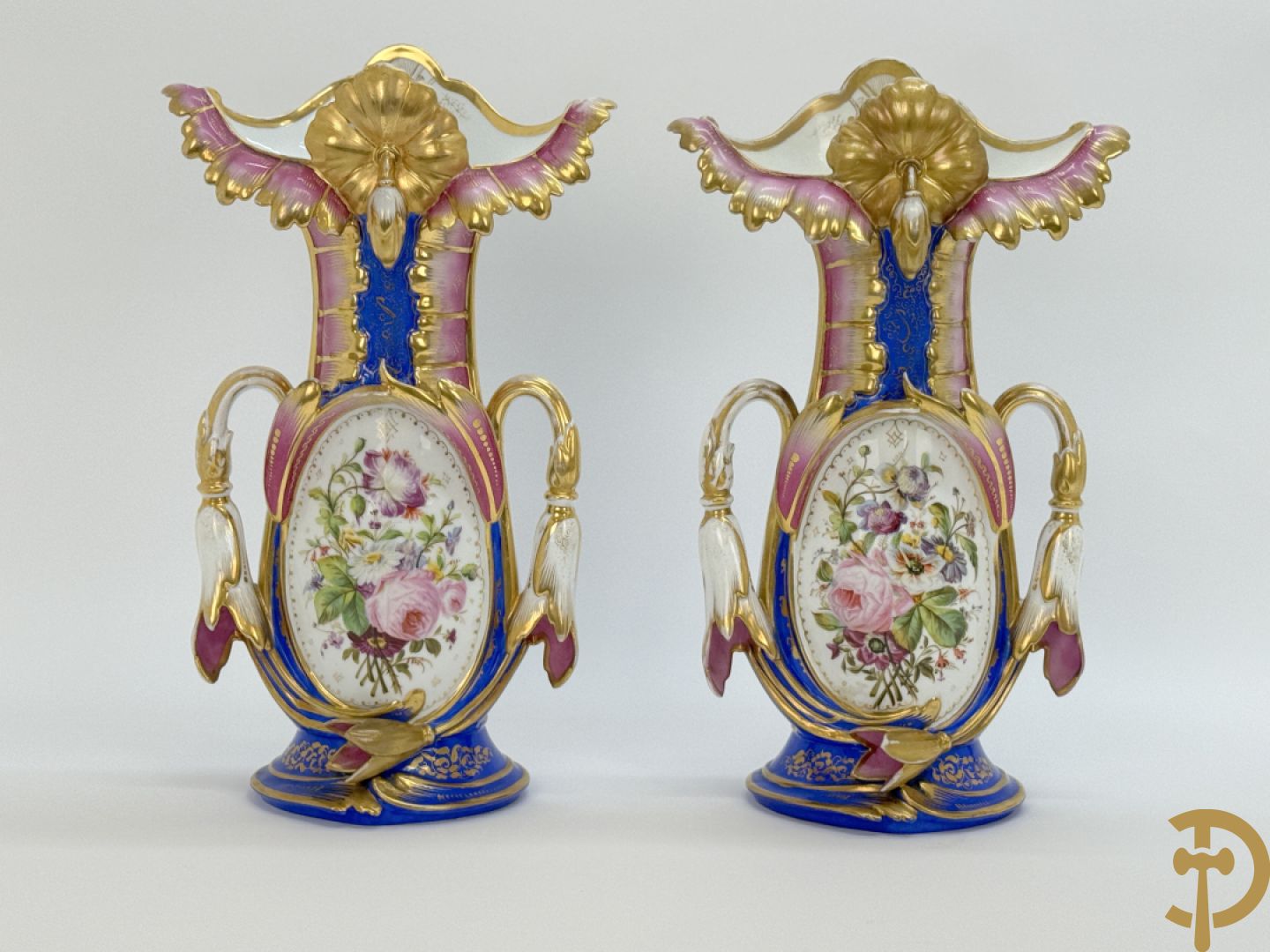 Paar Vieux Paris cornetvazen met bloemendecor, 19e
