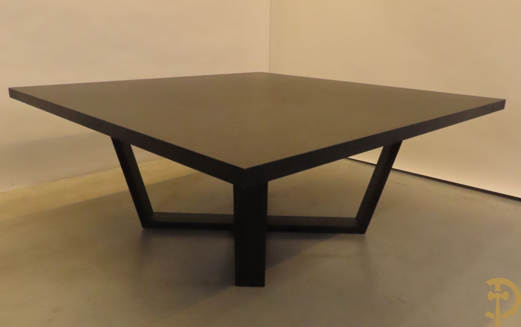Grote moderne vierkante tafel met zwartgelakt ruitvormig fineer op kruisvormige voet, Maxalto uitgegeven door B & B Italia