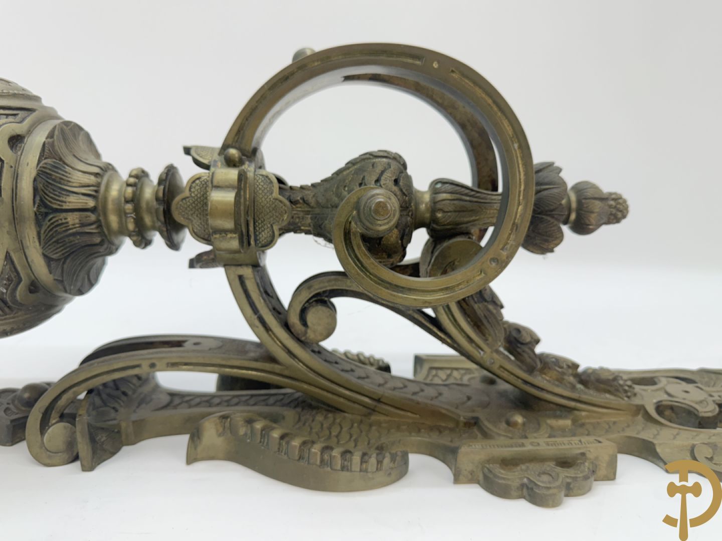 Bronzen wandappliek met accanthusranken en fruitmotieven