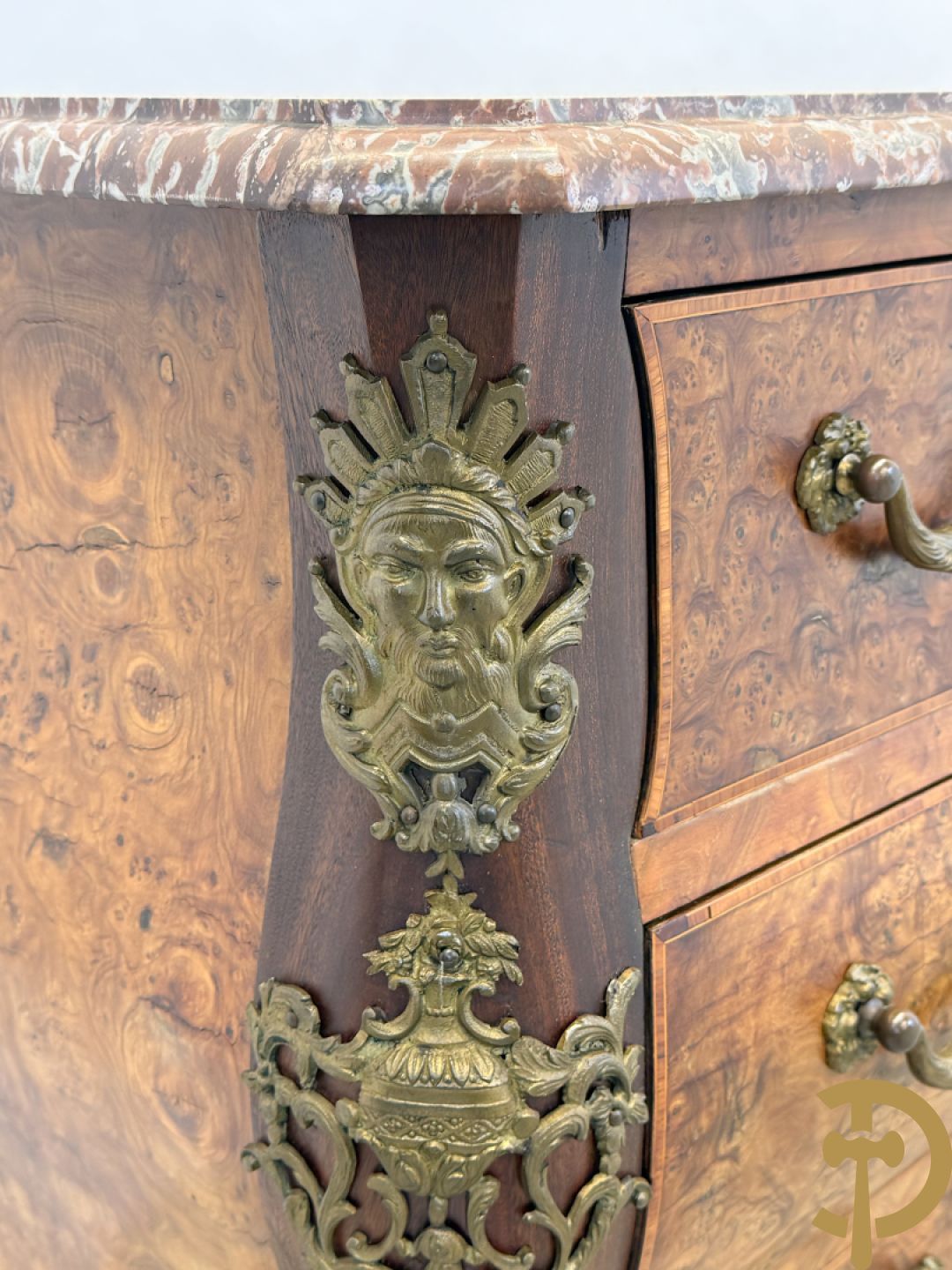 Wortelnotehouten drieladencommode met bronsbeslag van mazarinkoppen en accanthusranken, bovenaan met rood geaderd marmeren blad