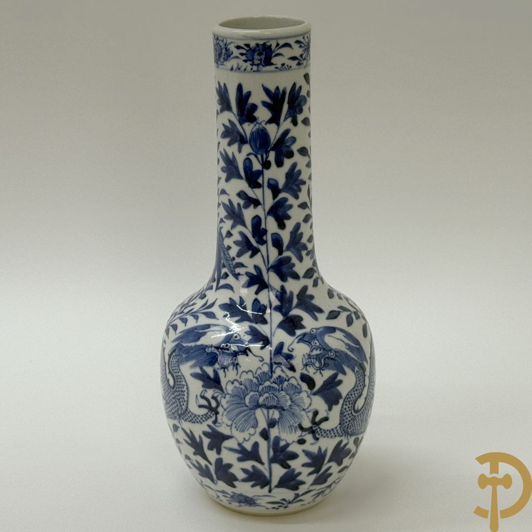 Chinees porseleinen kalebasvormig vaasje blauw/wit met bloemen en drakendecor, onderaan gemerkt