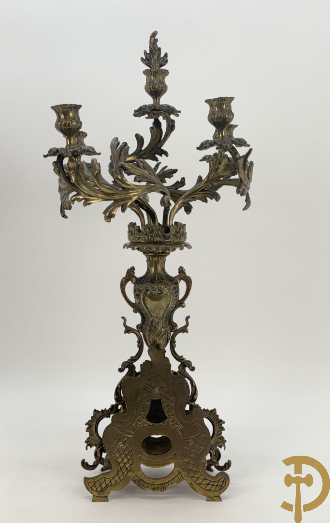 Driedelige koperen garnituur bestaande uit middenstuk bezet met amfoor en paar kandelaars , Louis XV stijl