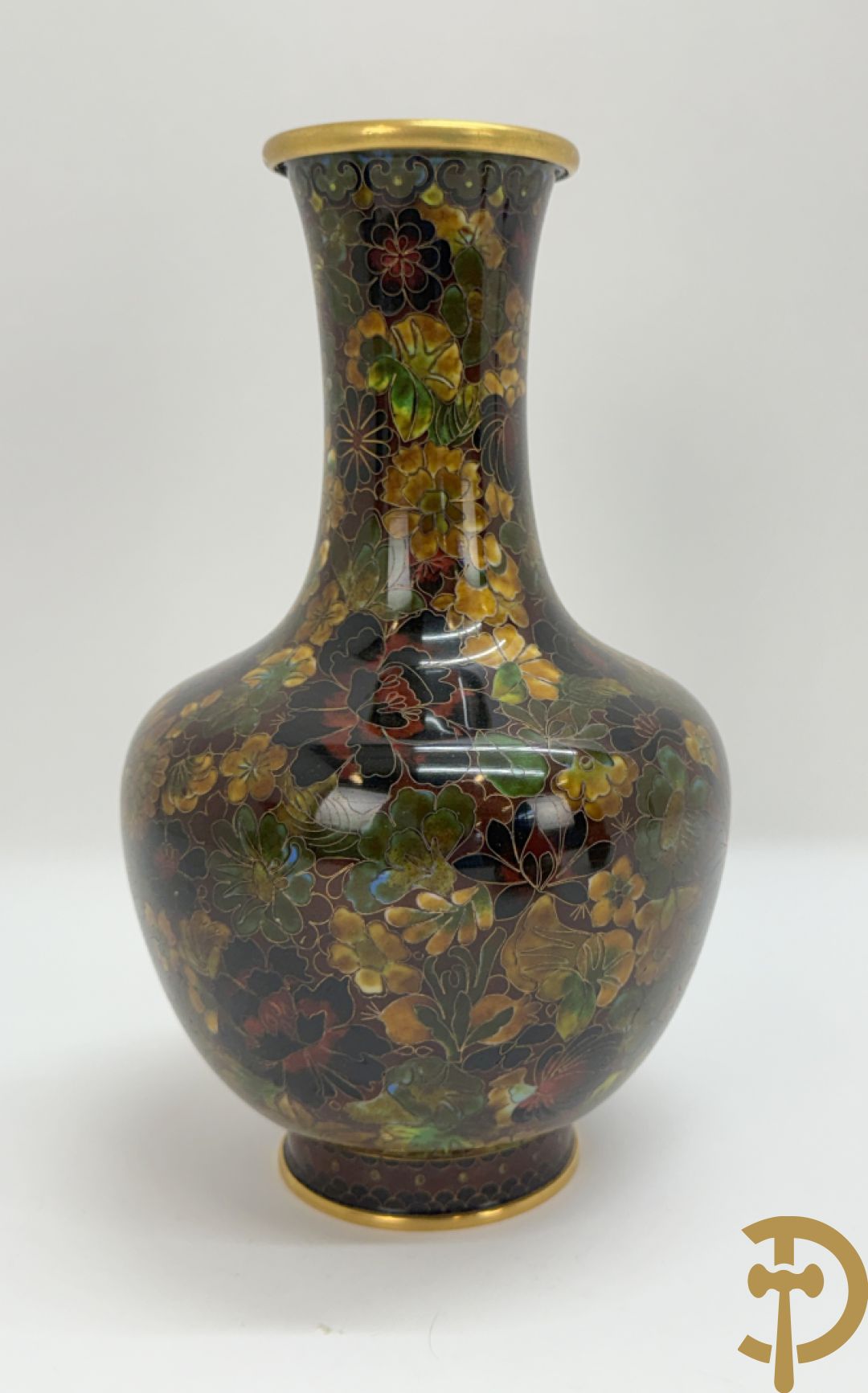 Acht stuks cloisoné w.o. paar dekselpotiches met bloemendecor, 4 vaasjes, coupe en vogel