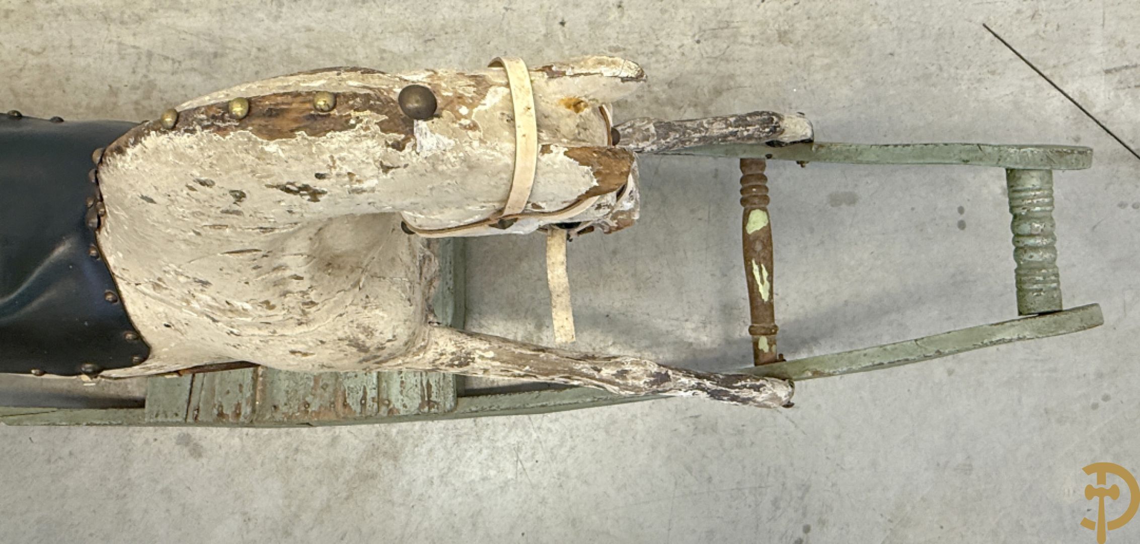 Antiek gepatineerd schommelpaard