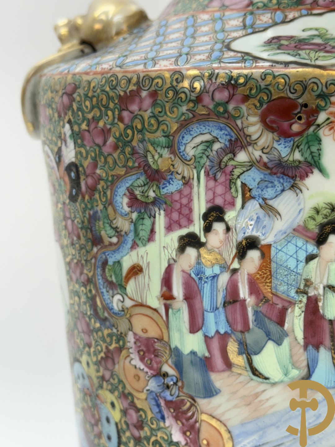 Paar Chinese porseleinen famille rose Kanton vazen met geanimeerd decor en zijdelings met fo honden