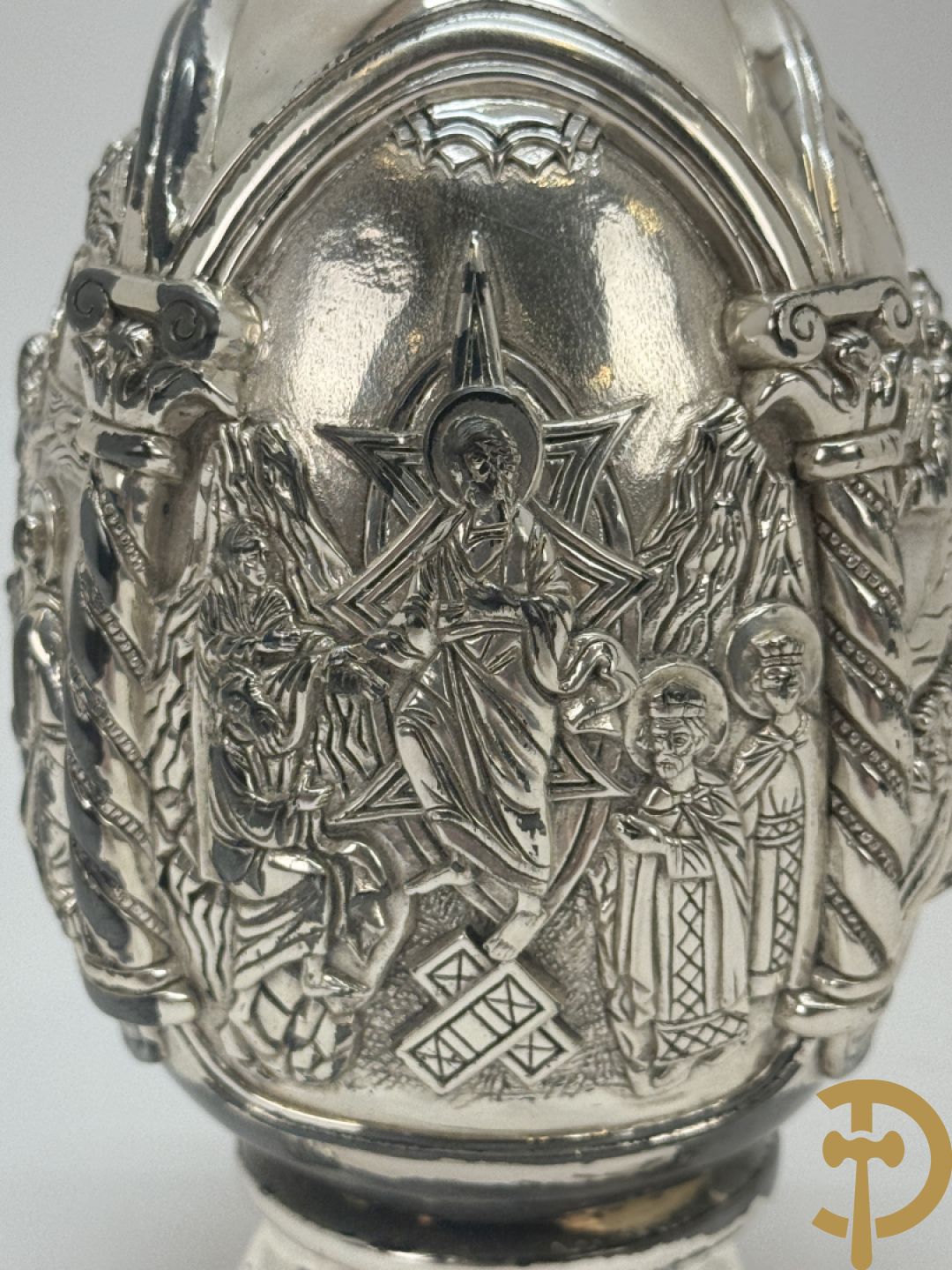 Grieks orthodox ei met 4 religieuse scènes met zilver bekleed.