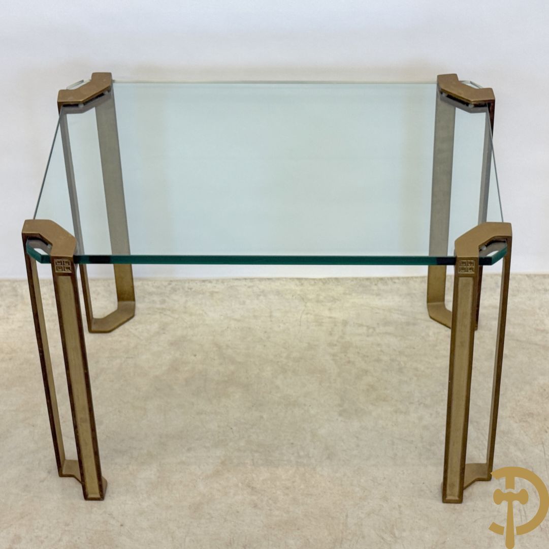 Design bijzettafel met glazen blad op 4 koperen poten