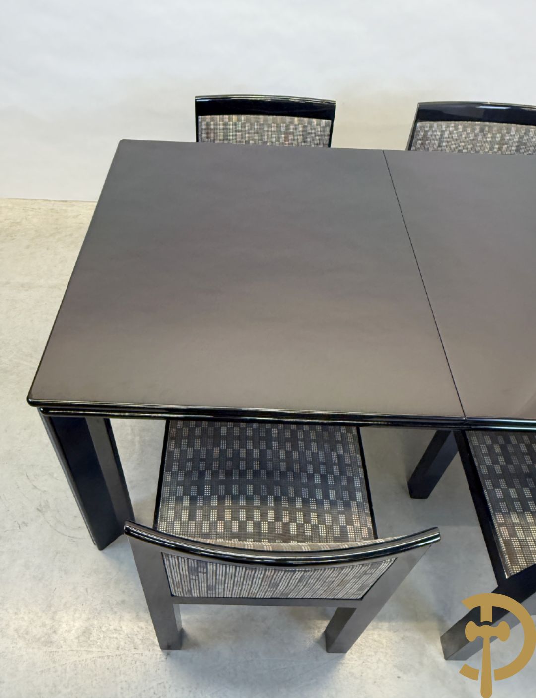 Zwartgelakte uittrekbare vintage designtafel met 4 bijhorende stoelen model 